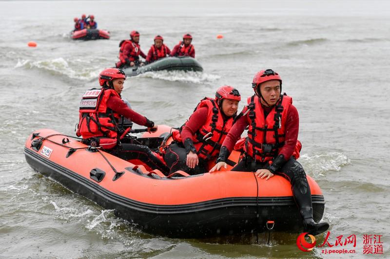 7月15日，浙江省湖州市长兴县泗安镇仙山湖水域，学员们正在模拟动力舟救援溺者。谭云俸摄