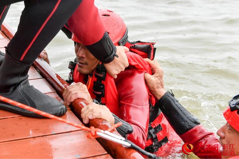 7月15日，浙江省湖州市长兴县泗安镇仙山湖水域，学员正在模拟营救溺水上岸。谭云俸摄