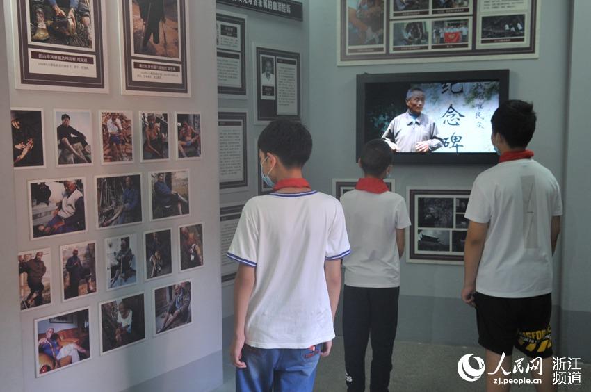 3名小學生參觀侵華日軍細菌戰衢州展覽館陳列。楊鐵虎 攝