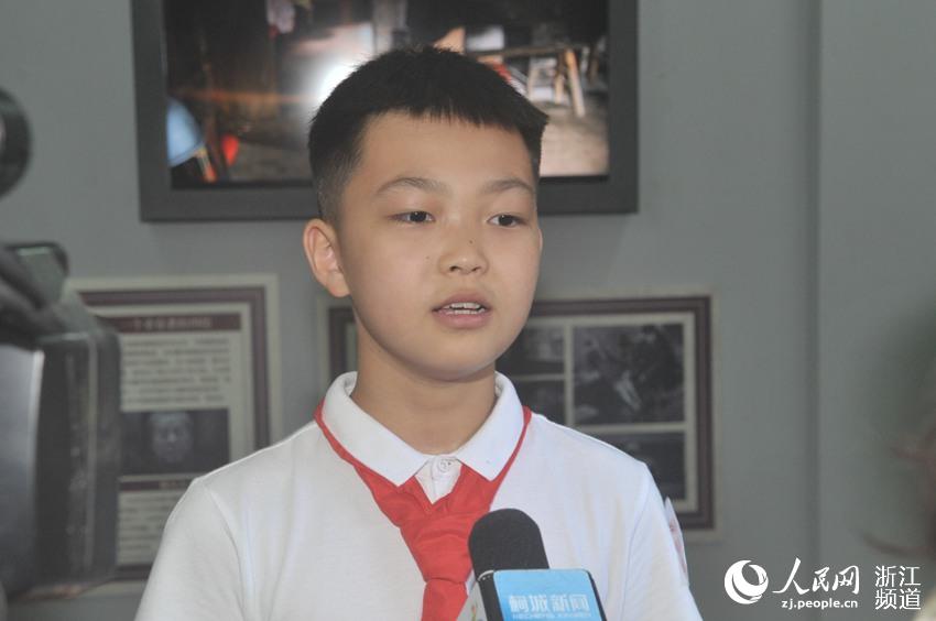 柯城區新華小學學生藍振航在接受記者的採訪。楊鐵虎 攝