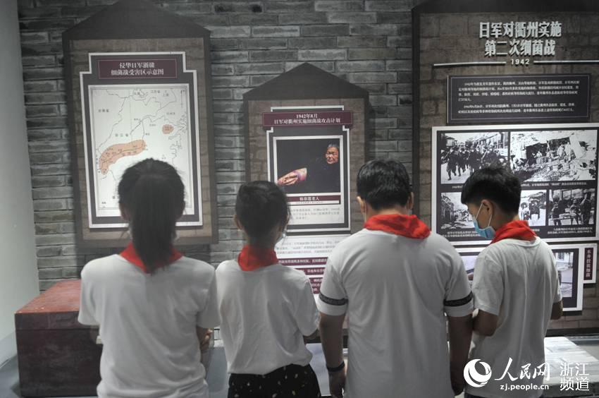 4名小學生參觀侵華日軍細菌戰衢州展覽館陳列。楊鐵虎 攝