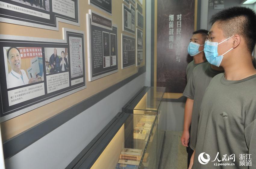 幾名預征青年參觀侵華日軍細菌戰衢州展覽館陳列。楊鐵虎 攝
