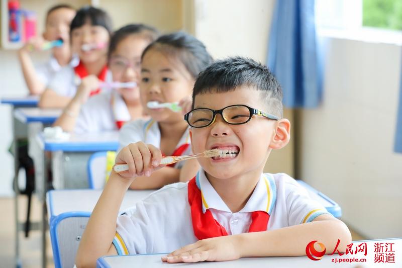 9月17日，在浙江省湖州市德清县武康街道东风小学，学生练习正确的刷牙方法。