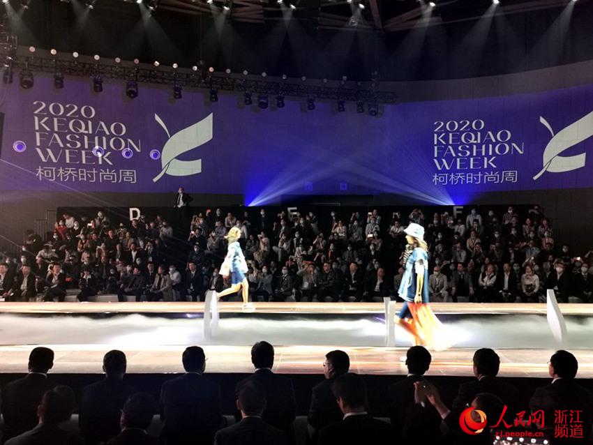 �ڡ�������ʱ�С����ⷢ���У����ʦ����������һ�����˶�Ŀһ�µĹ��������㡣