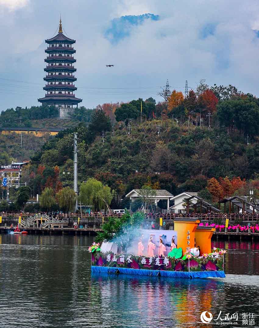 12月11日，10艘花船在浙江麗水龍泉的甌江上巡游。章勇濤 攝
