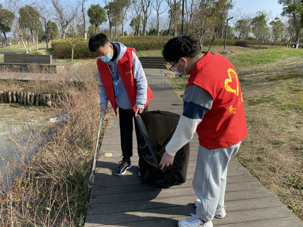 活动前,2名志愿者带领大家现场学习了现代"雷锋精神",讲解了垃圾