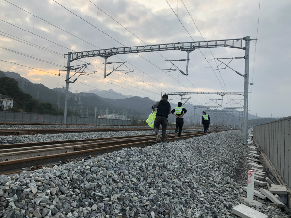 金温铁道公司首批进驻金台铁路沿线人员加班加点完成动态检测准备工作