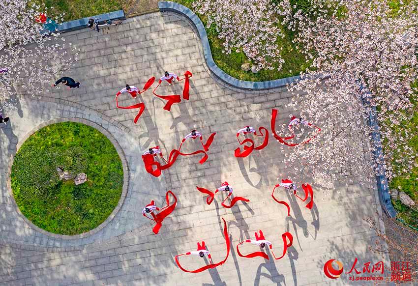 3月26日，紅綢舞愛好者在公園裡舞動紅綢、運動健身。人民網 章勇濤攝