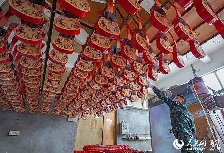 4月7日，在浙江台州黃岩宏興工藝品廠，工人正在對小提琴進行面漆噴涂。人民網 章勇濤攝