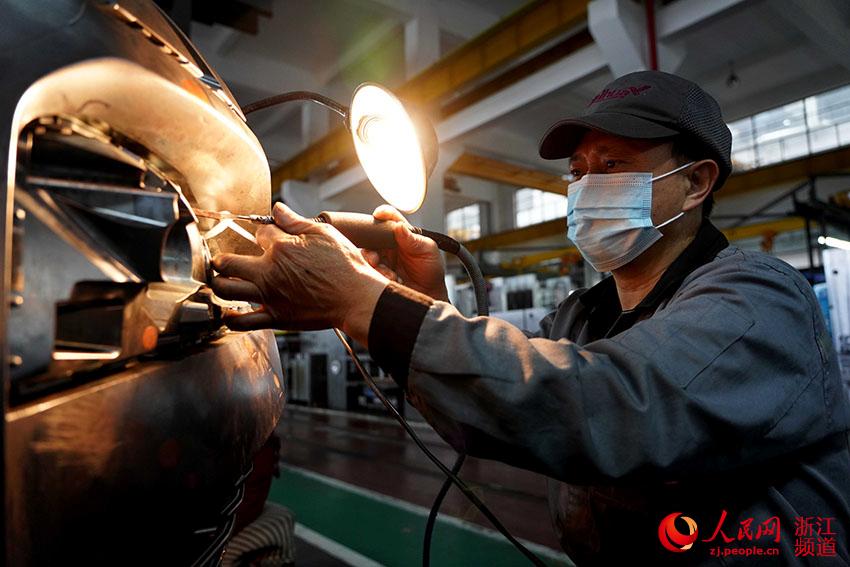 4月8日，在台州黃岩浙江凱華模具有限公司車間裡，工人正在對模具進行打光。人民網 章勇濤攝