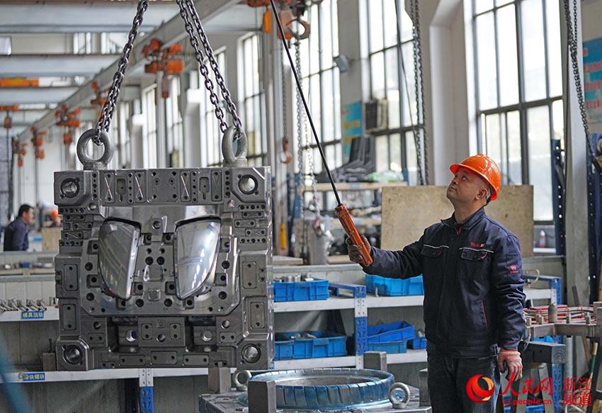 4月8日，在台州黃岩一模具廠裡，工人正在移動需要加工的模具。人民網 章勇濤攝