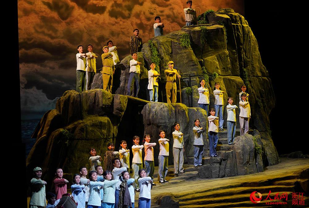 5月15日，台州乱弹大型现代戏《我的大陈岛》在北京国家大剧院上演。人民网 章勇涛摄