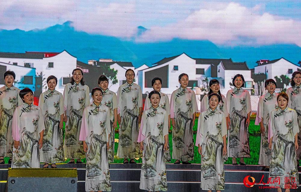 富春尚香女子合唱團在合唱《富春山居圖》。人民網 章勇濤攝