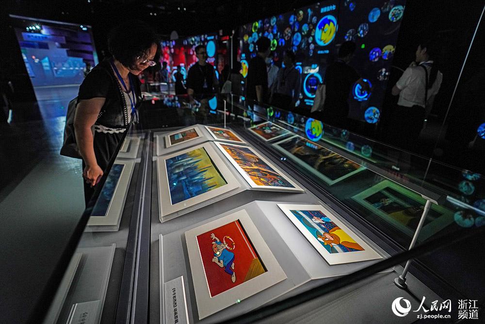 观众在中国动漫博物馆观看展览。人民网 章勇涛摄