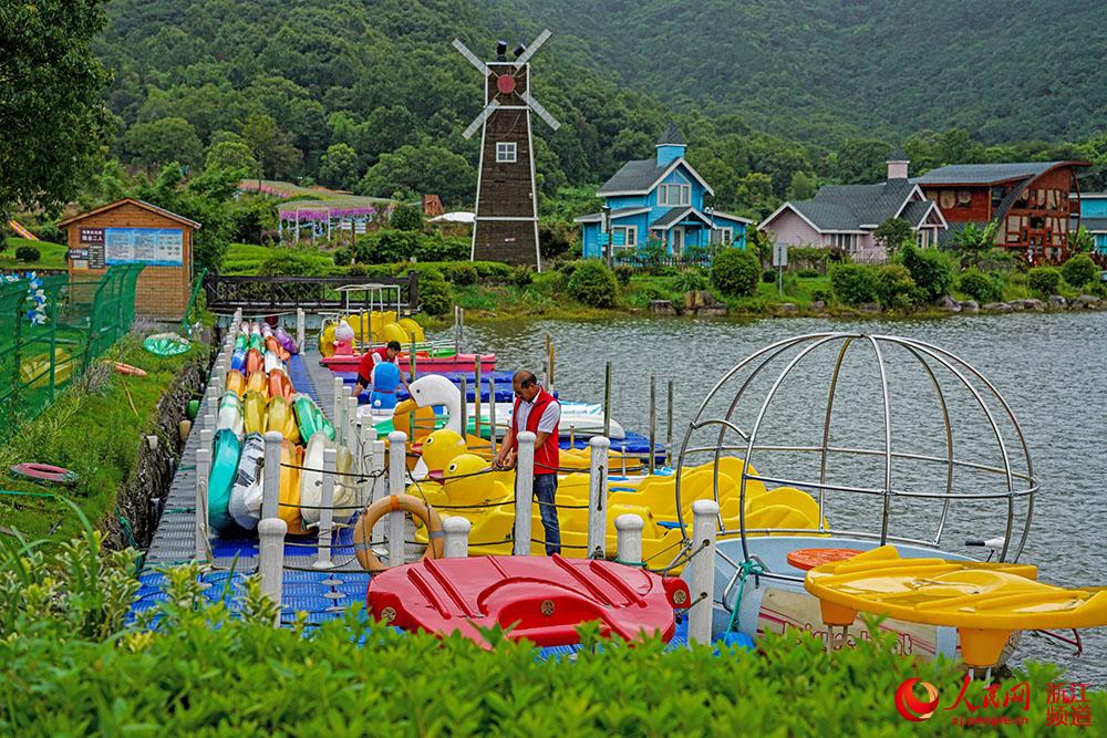 7月24日，村民在台风到来之前，对村里的游乐设施进行加固。人民网 章勇涛摄