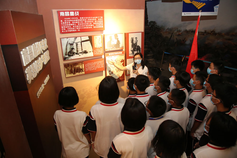 9月3日上午，台州市路桥区横街镇中学学生在抗日名将陈安宝纪念馆参观。王国洋摄
