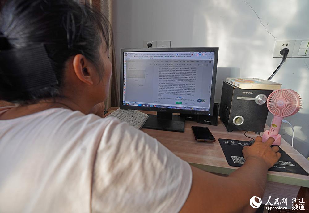 陈慧坐在电脑前写作，享受属于她的午后时光。人民网 章勇涛摄