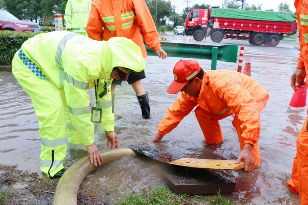 排涝抢险队在永溪线与G235交叉口排除积水作业。余杭区交通运输局供图