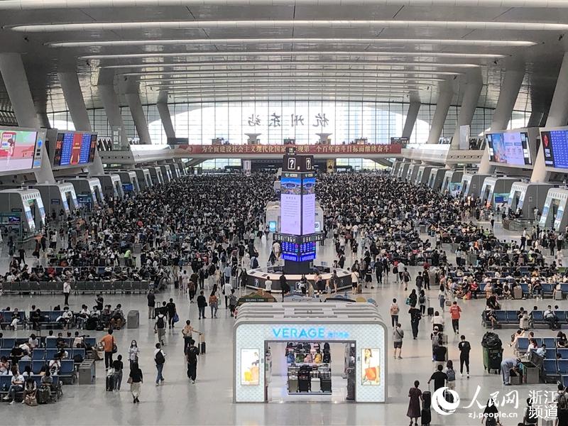 今天是中秋小长假第一天，铁路杭州站迎来了客流高峰，预计当天发送旅客29万人。人民网 张帆摄