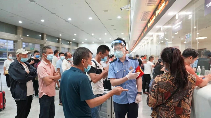 工作人员在售票处引导旅客。铁路杭州站供图