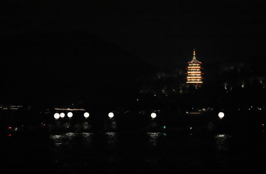 中秋佳节期间，33艘月亮船将散落在西湖湖面，与天上明月一同照亮湖面。杭州西湖风景名胜区管委会供图