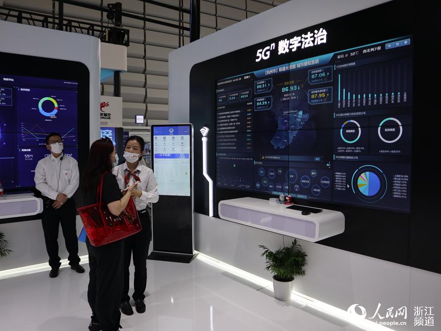 参观者在中国联通展台了解数字法治的建设情况。人民网 陈万泉摄