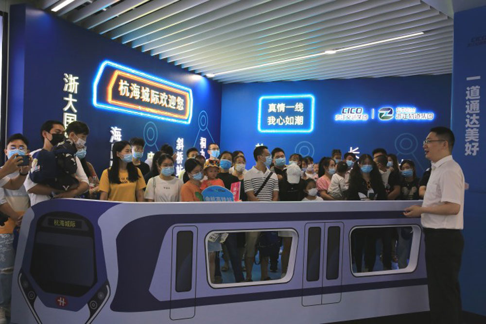 乘客们与站长面对面交流乘车体验。刘宁摄