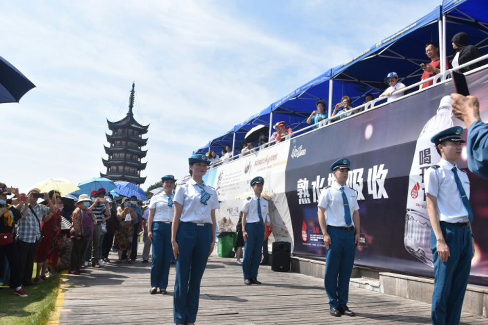 海宁分公司礼仪队通过礼仪操向游客们展示和宣传杭海城际铁路。刘宁摄