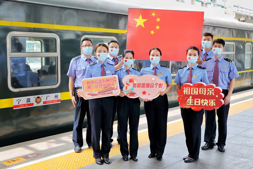 K210次列车工作人员为祖国生日送上祝福。周围摄