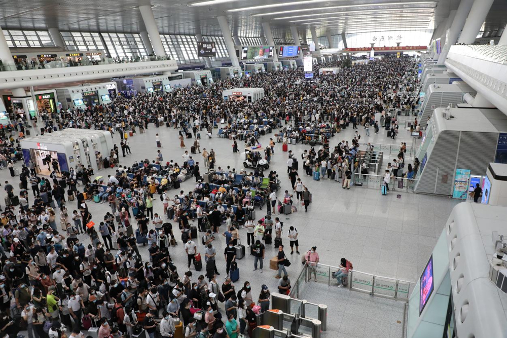 9月30日，杭州东站客流量较大。杭州铁路供图