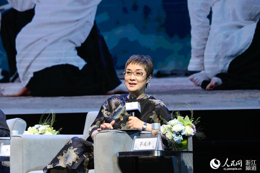 中国戏剧家协会副主席、著名越剧表演艺术家茅威涛阐述“跨性别表演”。人民网 叶宾得摄