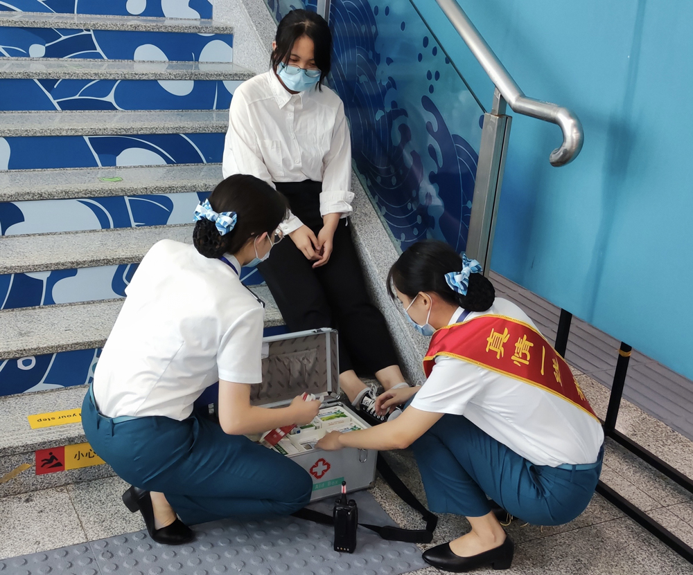杭海城际铁路海宁心潮服务队为乘客提供服务。叶超英摄