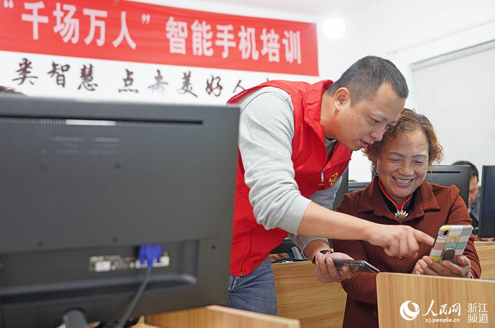 10月20日，在宁波市宁海县前童镇成人学校，党员志愿者在为老年人进行智能手机培训。人民网 章勇涛摄