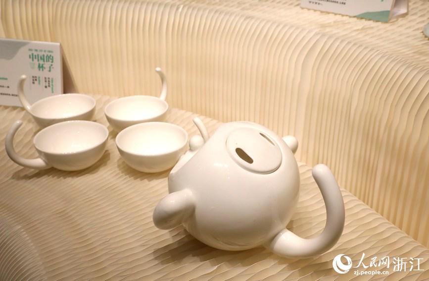 作品《生肖―猴》将杯子造型与中国传统文化结合。人民网 方彭依梦摄