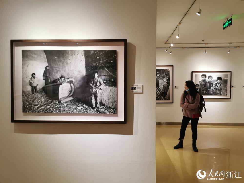 典藏會展現場陳列了眾多攝影作品。人民網 章勇濤攝