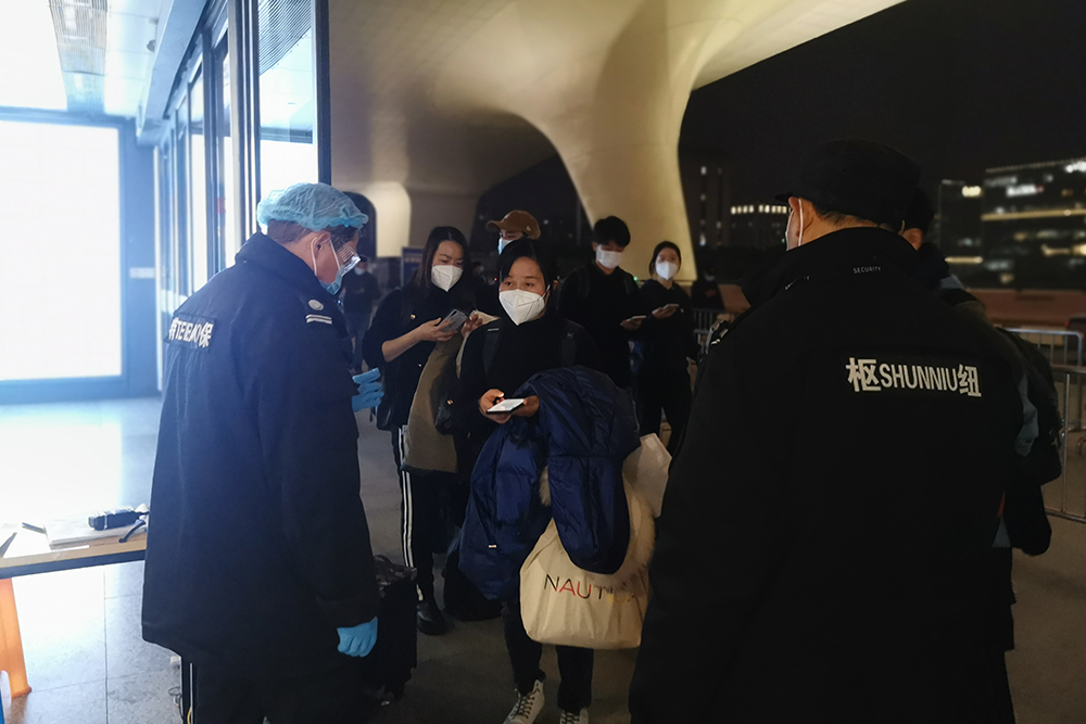 杭州東站內，工作人員查驗旅客的健康碼和行程卡。杭州東站供圖