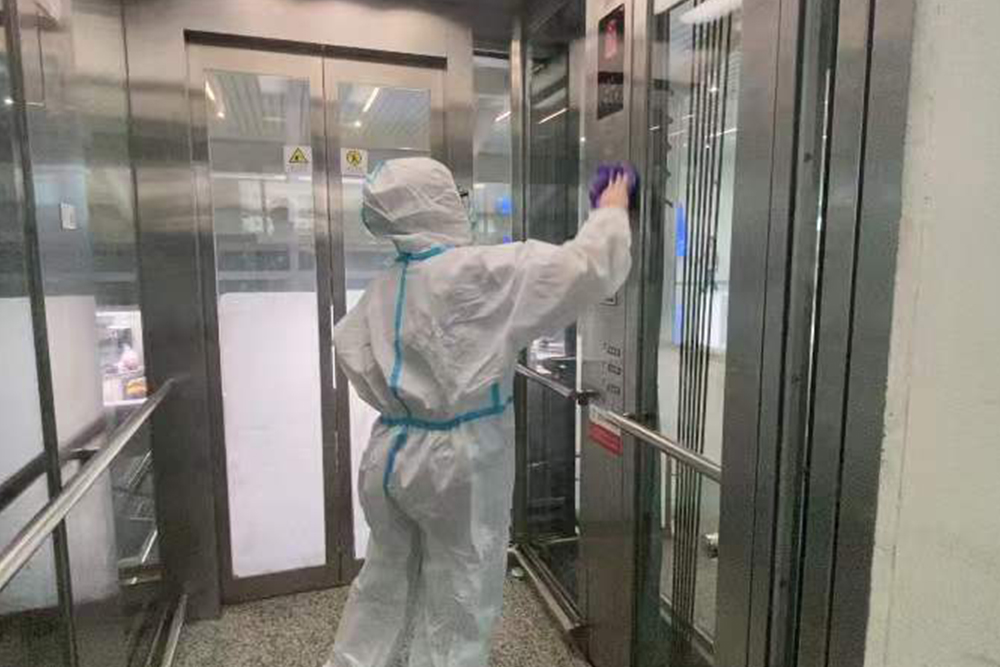 杭州東站內，工作人員對電梯進行定時消殺。杭州東站供圖