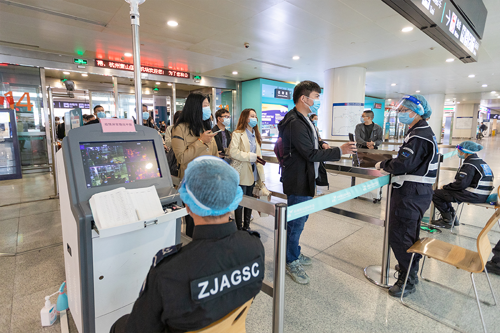 杭州機場內，旅客積極配合疫情防控工作，目前機場每日保留一班去北京的航班。譚申捷攝