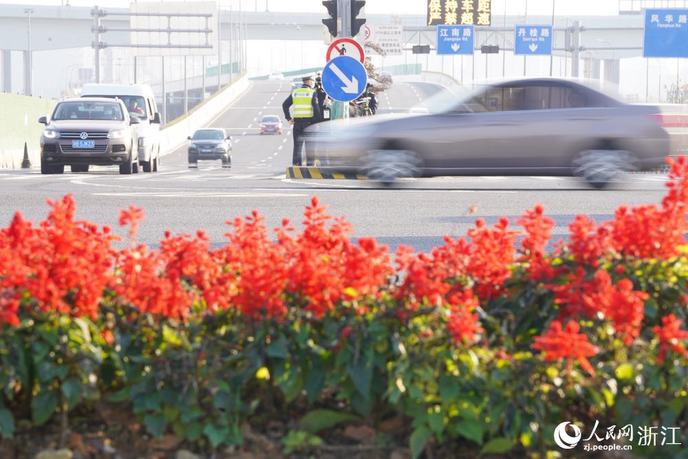 12月19日15时，宁波镇海解除临时封闭管理。市区的车辆从三官堂大桥通过，进入镇海。人民网 章勇涛摄