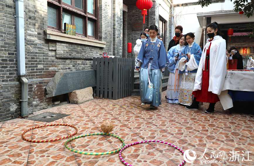 在“品宋韵・迎亚运”西泠春运会中，市民体验蹴鞠运动。人民网 方彭依梦摄