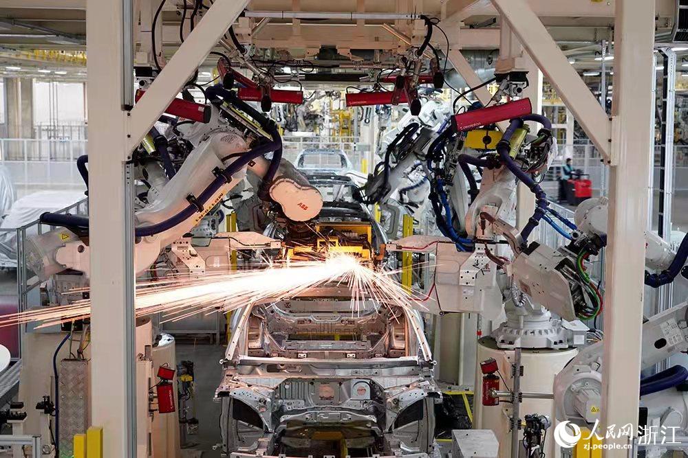 2月7日，在宁波前湾新区极氪“未来工厂”生产车间，机器人正在自动焊接汽车部件。人民网 章勇涛摄