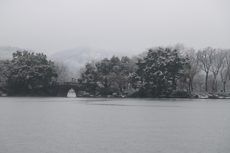 雪中西湖宛如一幅水墨画.