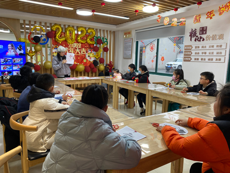 杭州余杭街道山西园社区党群服务中心和文明实践站组织开展剪纸创作活动。余杭街道供图
