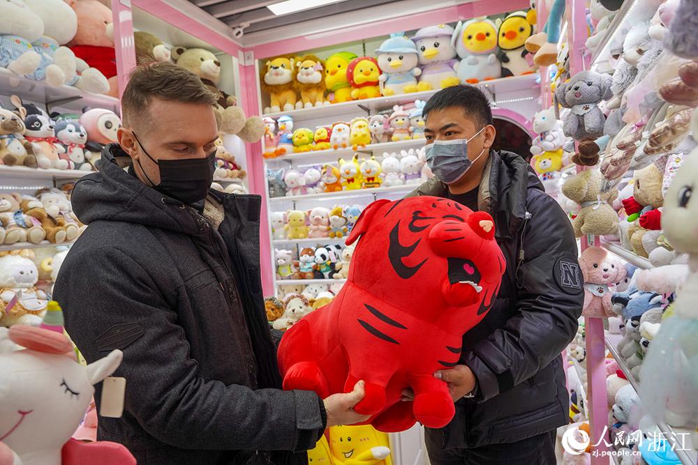 2月12日，乌克兰客商（左一）和市场经营户在洽谈。人民网 章勇涛摄