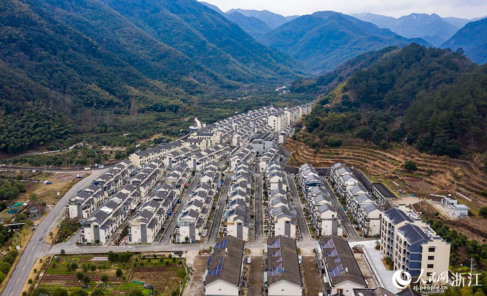 近日，航拍寧波市海曙區龍觀鄉李岙村屋頂光伏項目。人民網 章勇濤攝