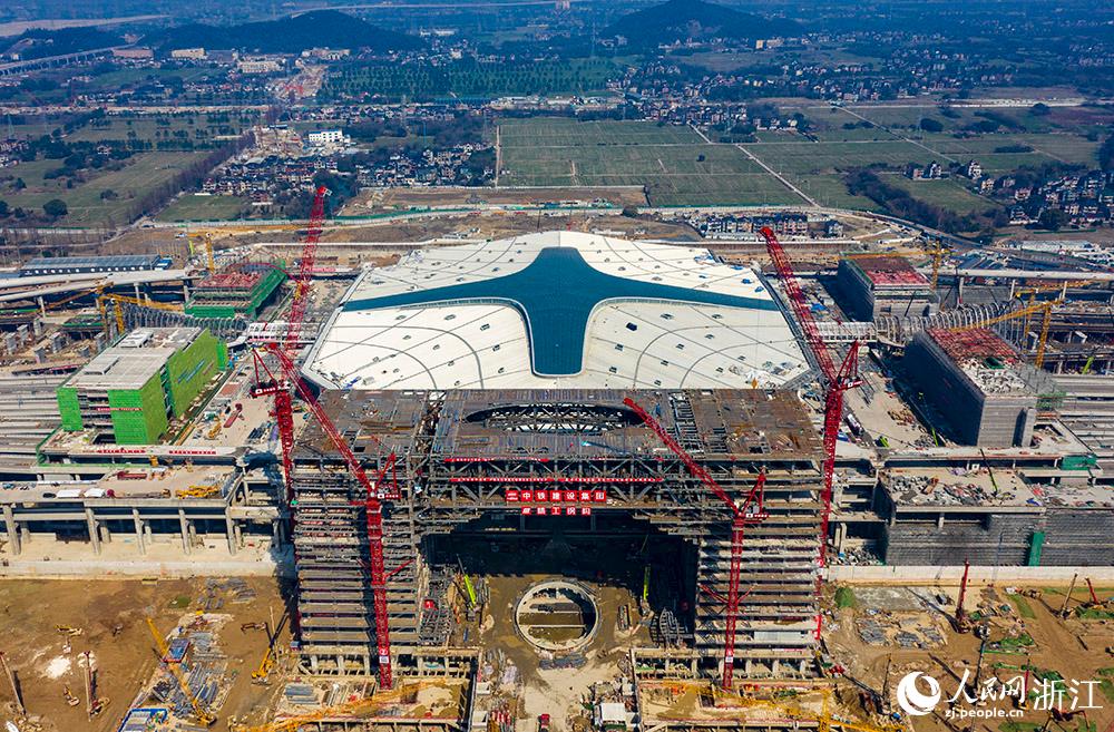 2月25日，從空中俯瞰建設中的鐵路杭州西站。人民網 章勇濤攝