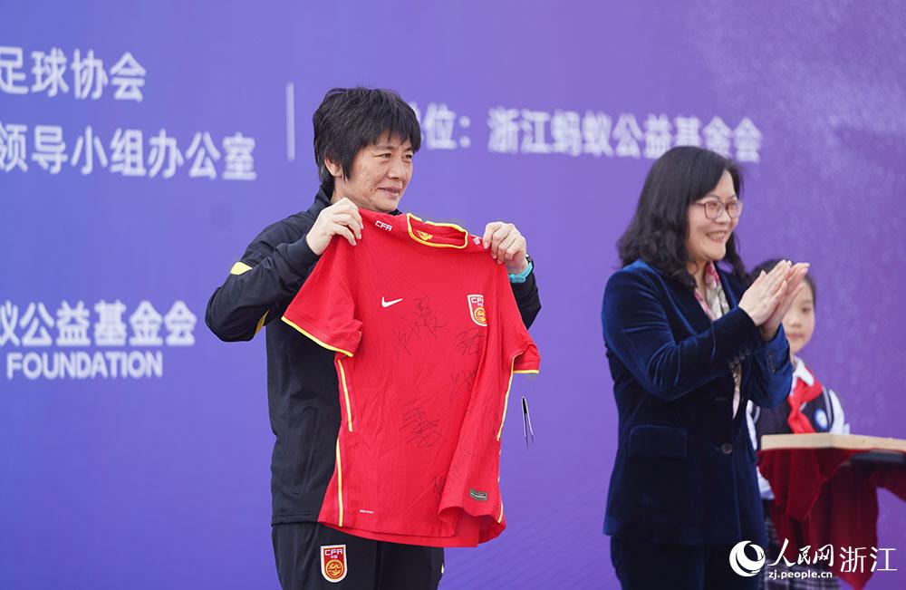 3月3日，中國女足主教練水慶霞展示交換的禮物。人民網 章勇濤攝