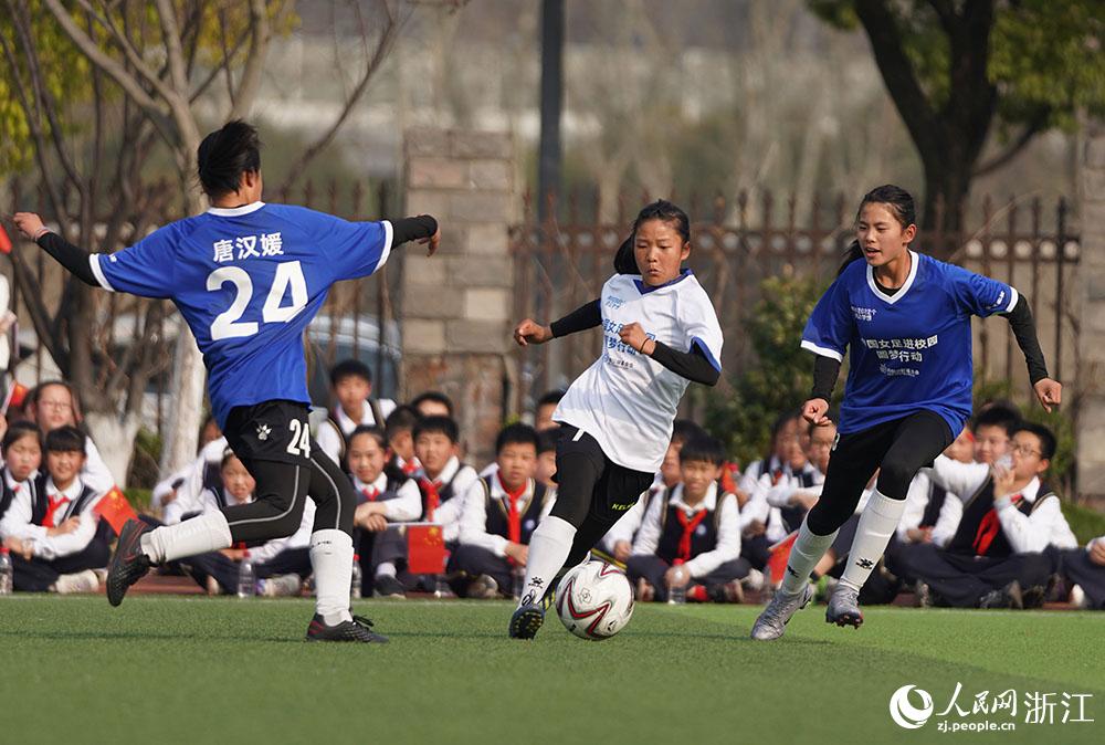 3月3日，女足小球員在球場上追逐足球夢。人民網 章勇濤攝