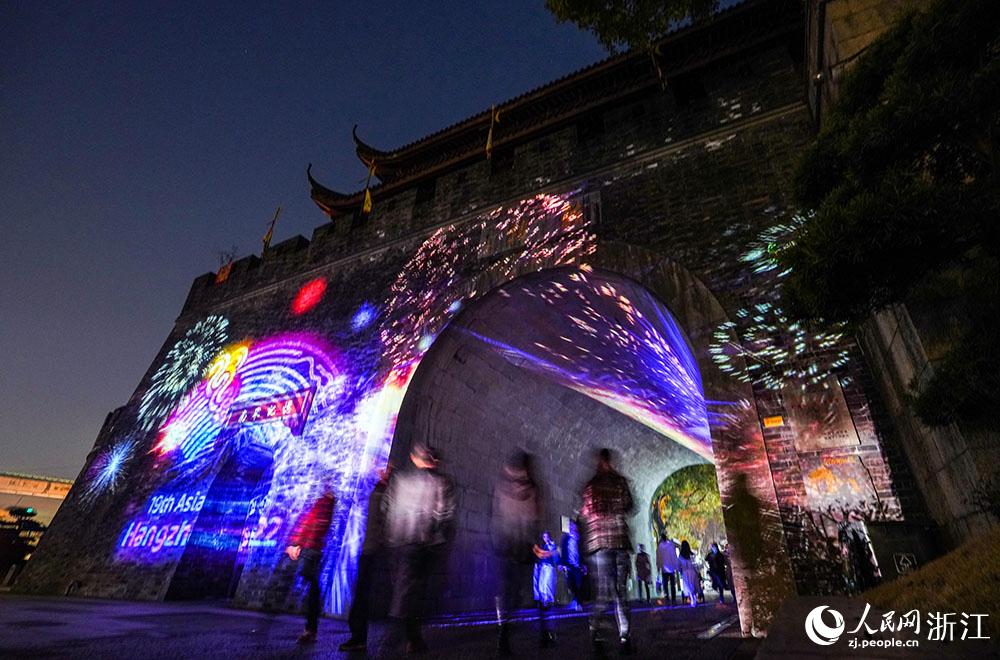 杭州市清河坊街區燈光秀。人民網 章勇濤攝