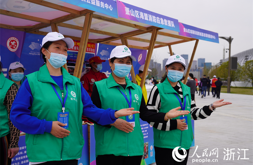 杭州各县（市、区）志愿者代表通过志愿服务市集展示自我风采。人民网 王萧萧摄